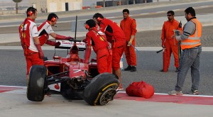 Kimi Raikkonen Menabrak dan Mobil F14T Rusak Parah