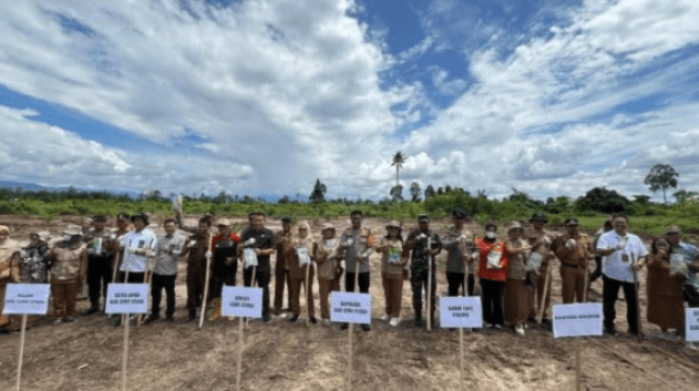 Kapolres Luwu Utara, AKBP Muh Husni Ramli, hadir langsung dalam kegiatan Penanaman Jagung Serentak Satu Juta Hektar di Desa Radda, Kecamatan Baebunta, Selasa (21/1/2025)