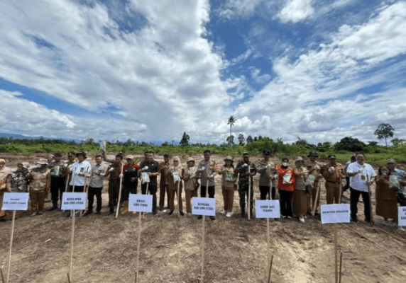 Kapolres Luwu Utara, AKBP Muh Husni Ramli, hadir langsung dalam kegiatan Penanaman Jagung Serentak Satu Juta Hektar di Desa Radda, Kecamatan Baebunta, Selasa (21/1/2025)