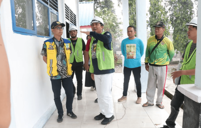 Bupati Luwu Utara, Andi Abdullah Rahim saat meninjau progres pembangunan Sekolah Rakyat-min