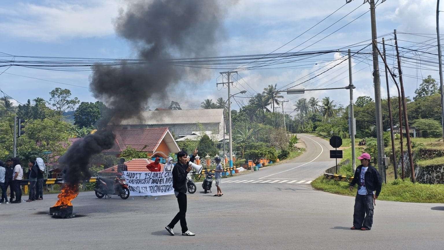 Aksi Aliansi Mahasiswa dan Pemuda Lutim1