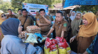 Sekda Jumal Jayair Lussa Resmi Buka Gerakan Pangan Murah di Luwu Utara Sekda Jumal Jayair Lussa Resmi Buka Gerakan Pangan Murah di Luwu Utara